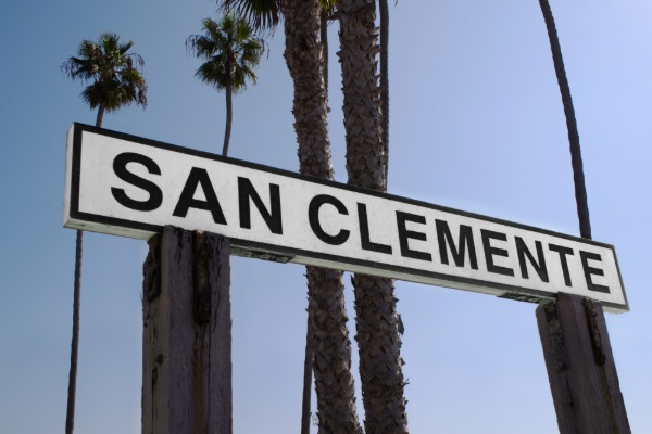 San Clemente sign with palm trees in the background
